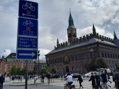 Panneau de direction cycliste qui indique Berlin à 681 km
