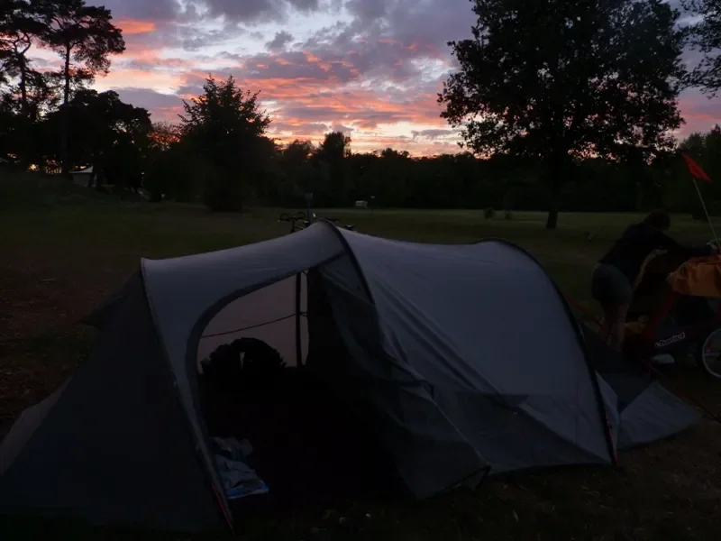 la nuit tombe sur la tente