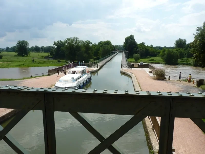 le pont canal de Digoin – canal latéral à la Loire – sur l'Eurovélo 6