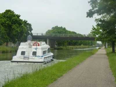 bateau de plaisance sur le canal latéral à la Garonne