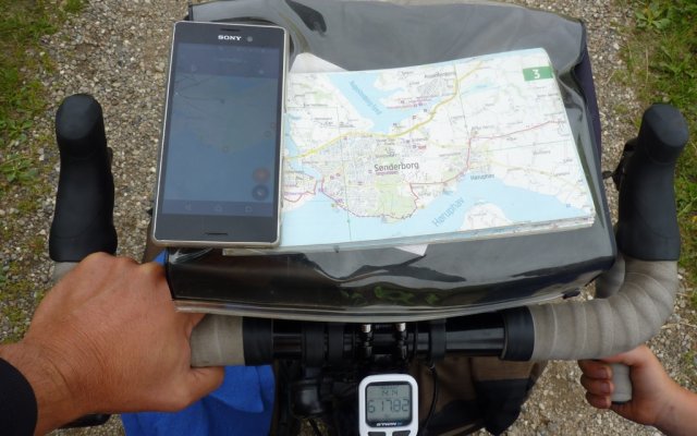 Recherche de Shelter Photo : sacoche de guidon avec carte et GPS