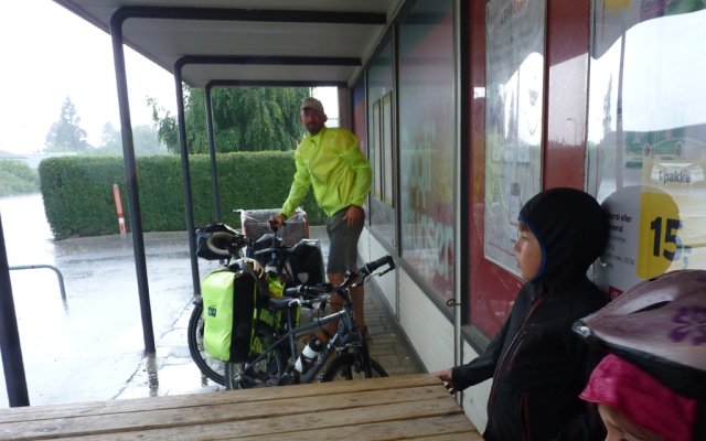 Averse d'été Photo: cycliste à l'abri de la pluie