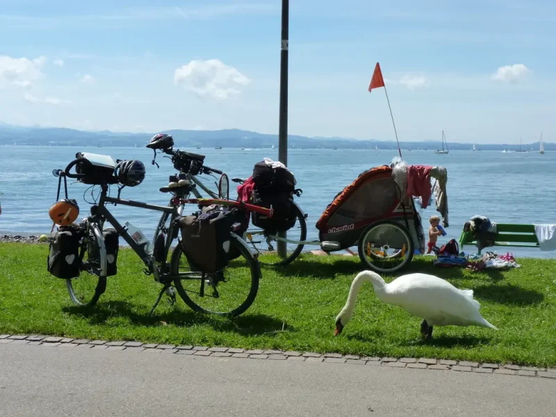 les vélos avec les jeux complets de sacoches et la remorque