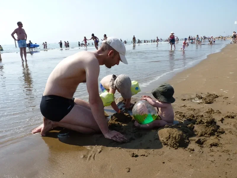 Papa et les enfants à la plage
