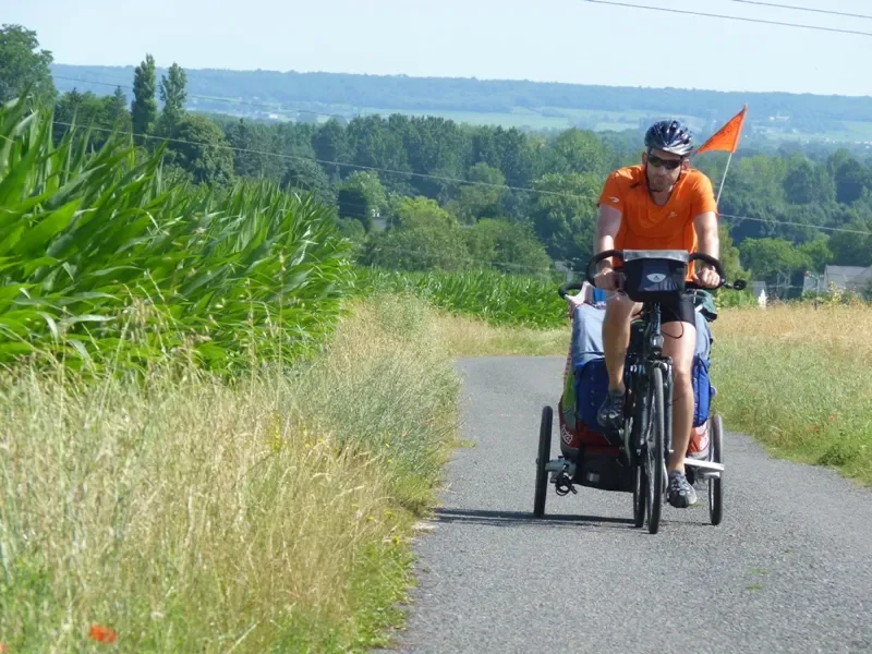 vélo à travers les champs