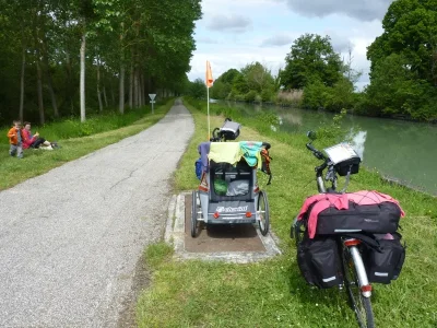 les vélos et la remorque peuvent aussi servir à faire sécher le linge