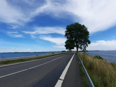 Une route sur une digue au milieu de la mer