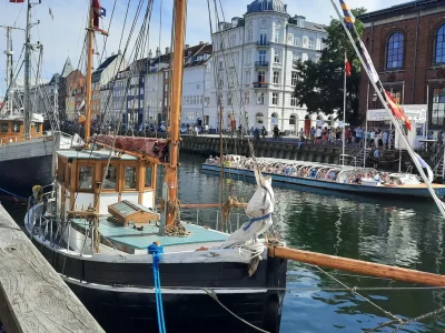 Un petit voilier amarré à Copenhague