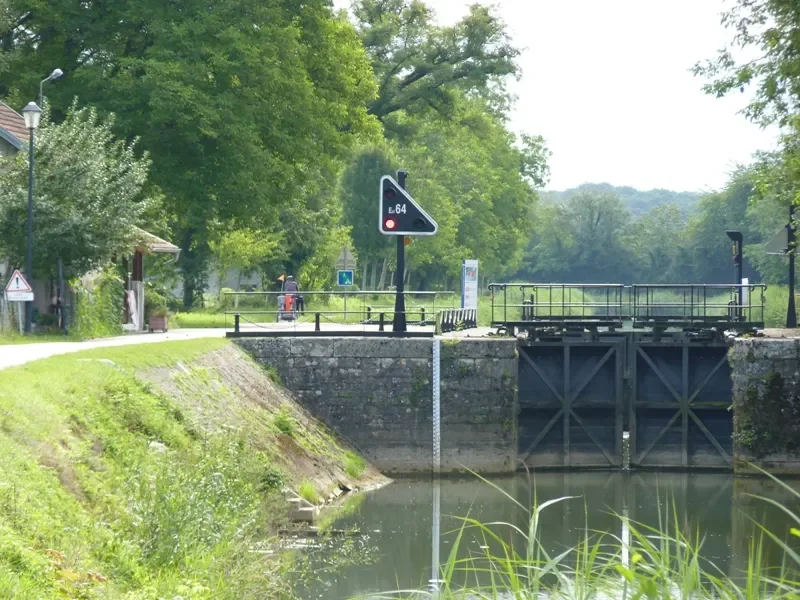 écluse sur le canal du Rhône au Rhin