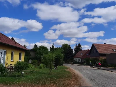 Un village allemand avec une route pavée