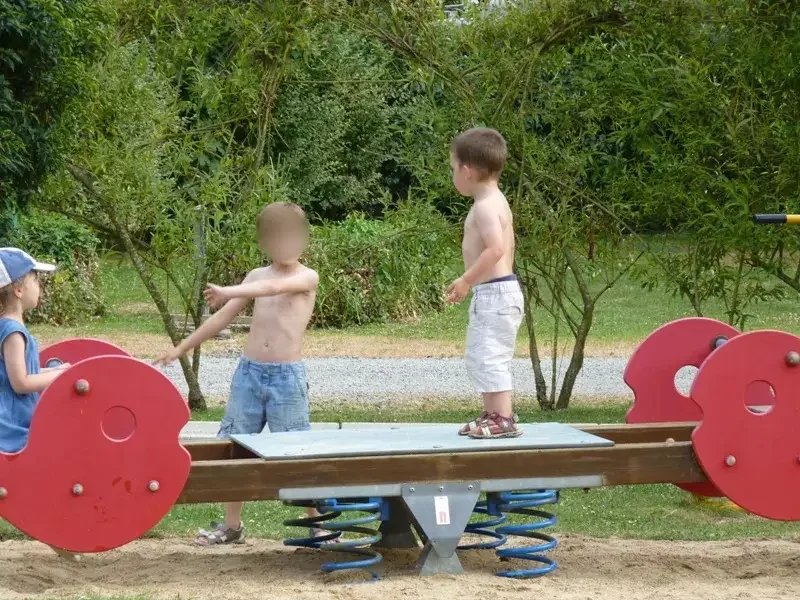 Gabriel aux jeux d'enfants, camping de Thouaré-sur-Loire