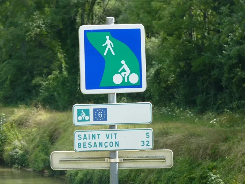 direction Besançon sur l'Eurovélo 6 / la Voie Bleue