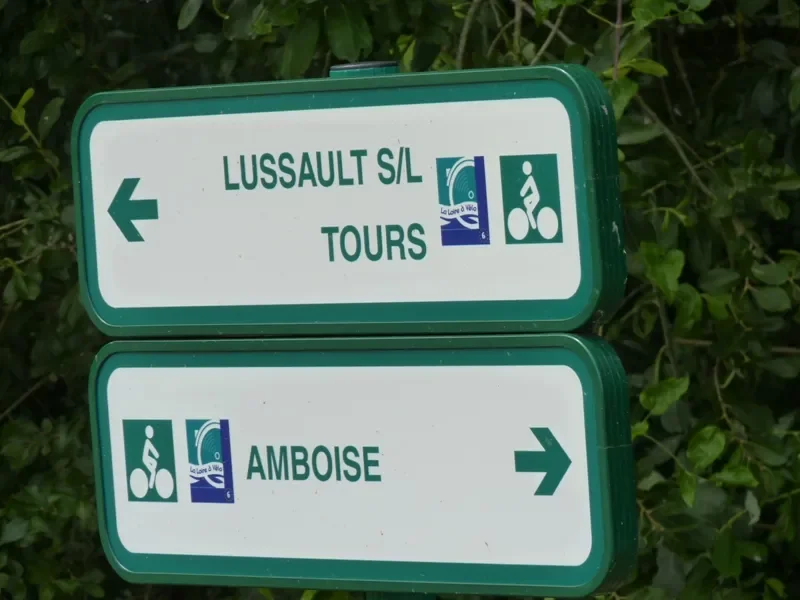 panneaux direction Tours et Amboise - Eurovélo 6 / la Loire à vélo