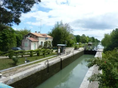 une écluse sur le canal latéral à la Garonne