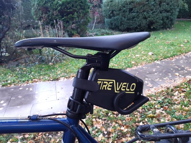 Le tire-vélo fixé sous la selle