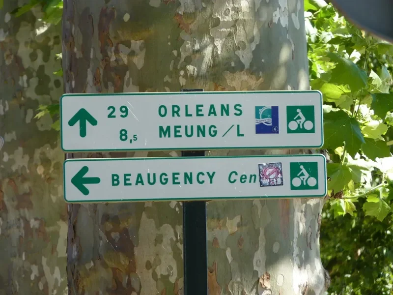 panneaux direction Orléans et Beaugency - Eurovélo 6 / la Loire à vélo