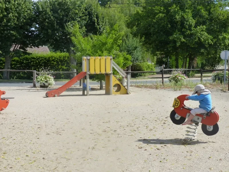 Gabriel pilote une moto