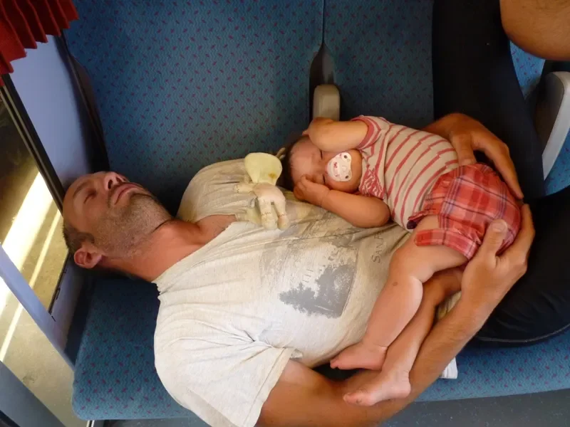sieste méritée dans le train