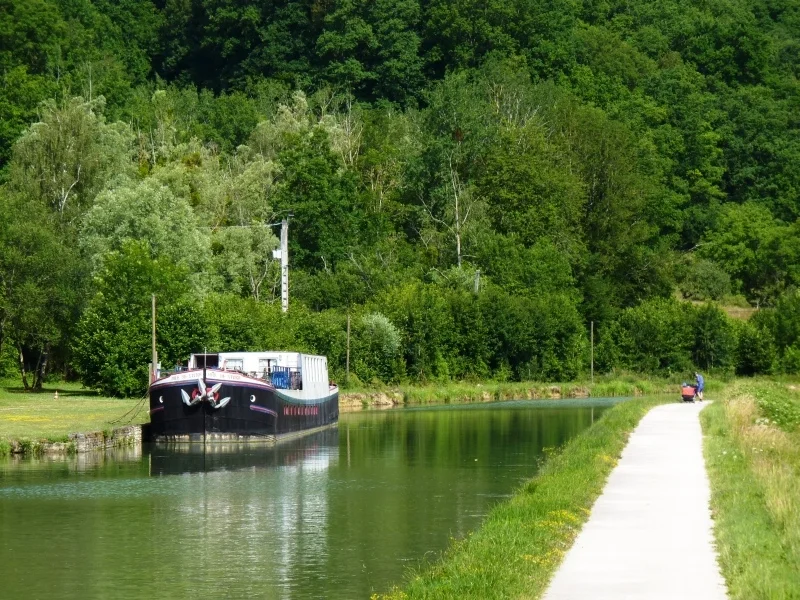 Une péniche sur le canal de Bourgogne Une péniche sur le canal de Bourgogne