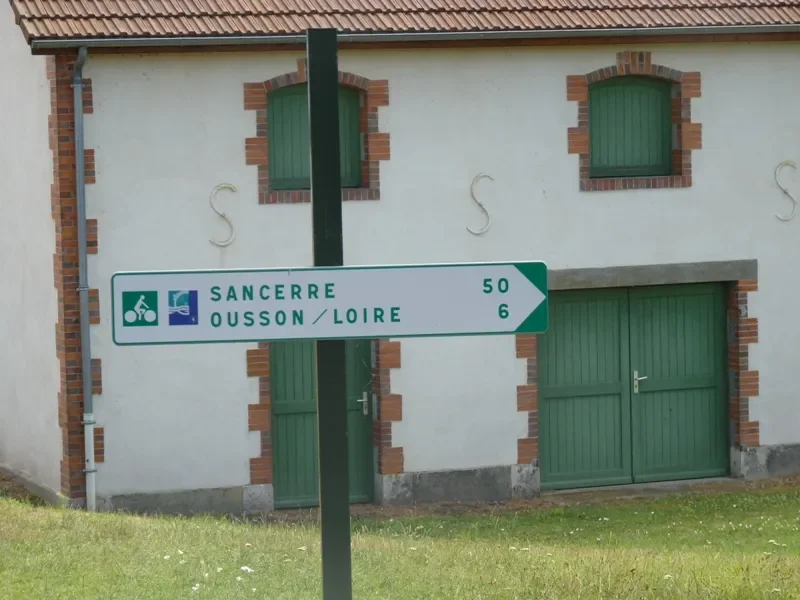 panneau direction Sancerre sur l'Eurovélo 6 / la Loire à vélo