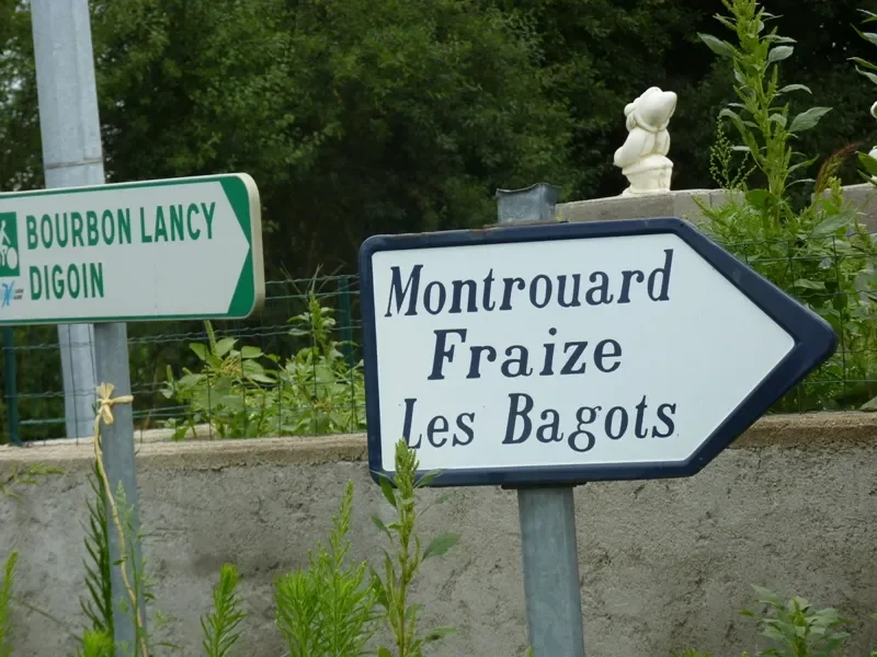 panneau direction Bourbon-Lancy sur l'Eurovélo 6