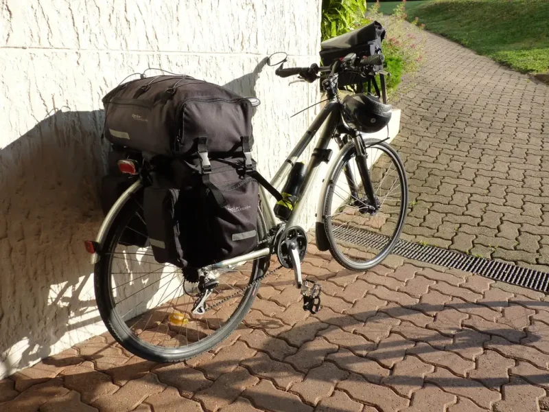 le vélo de madame avec ses 3 sacoches arrière et la sacoche de guidon