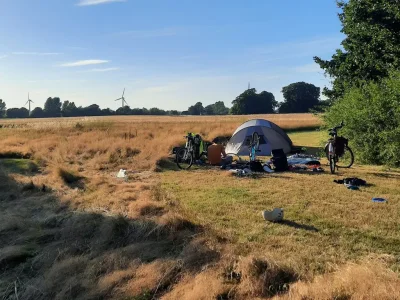 Une tente installée dans une prairie