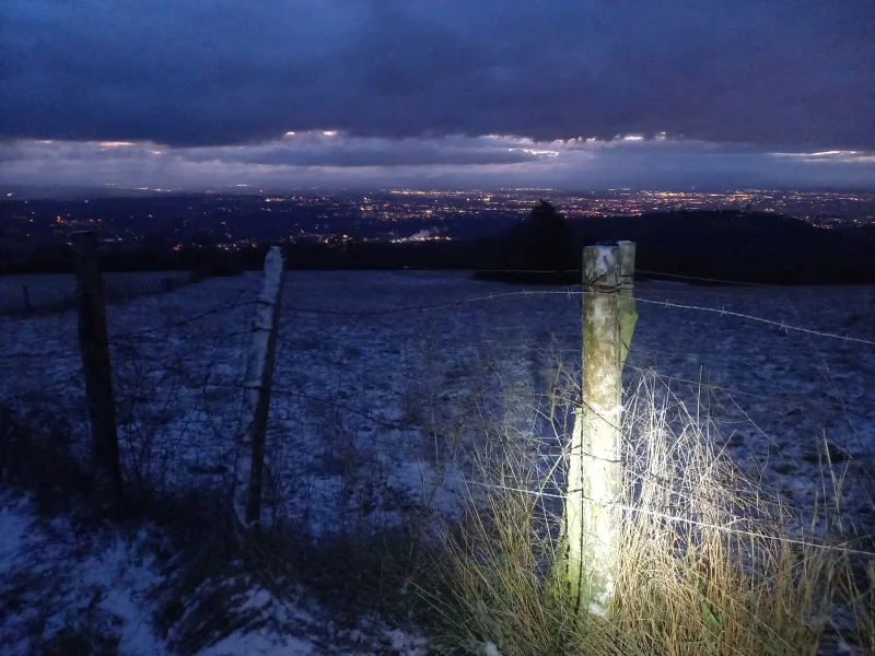 Lever du jour sur la ville dans un paysage enneigé