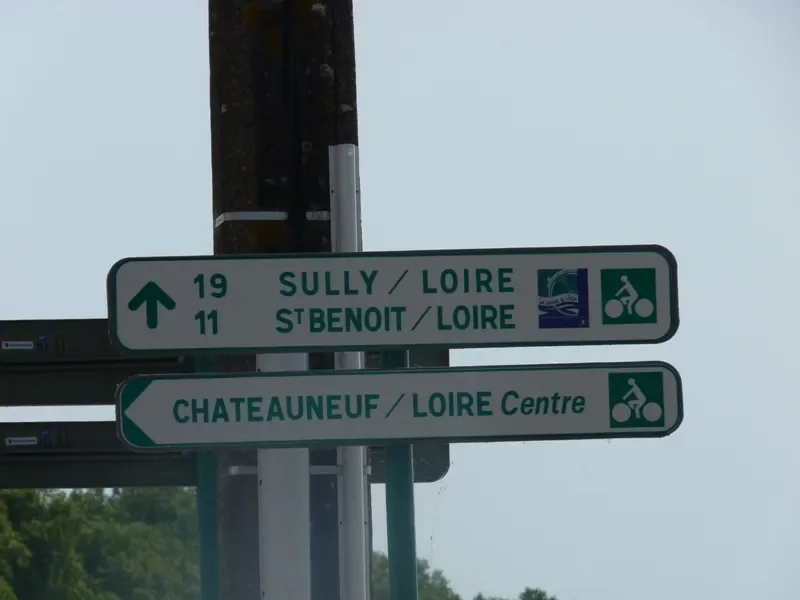 panneau direction Sully-sur-Loire - Eurovélo 6 / la Loire à vélo