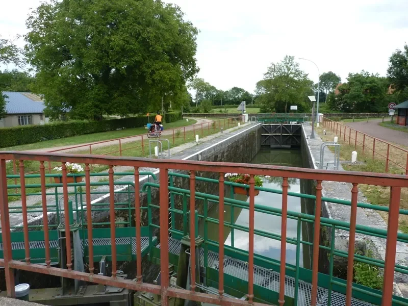 écluse sur le canal latéral à la Loire / Eurovélo 6