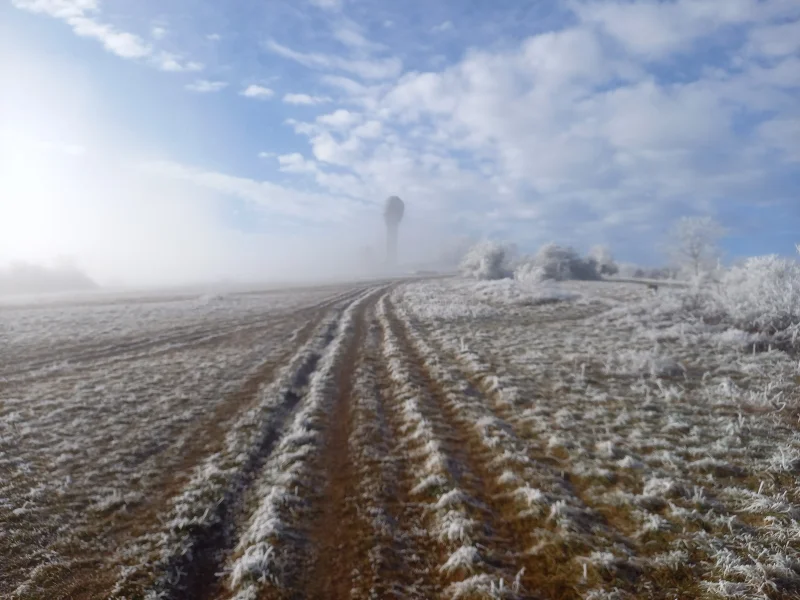 Un radar aérien qui dépasse de la brume dans un paysage givré