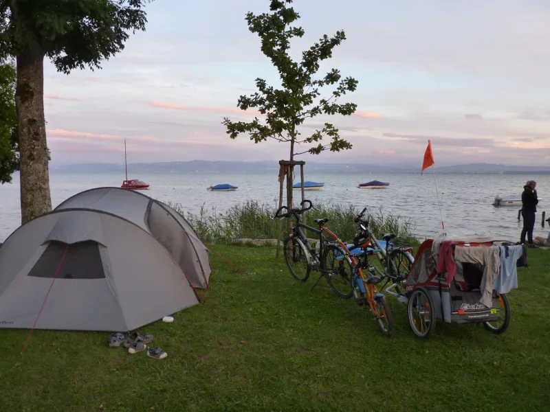 La tente et les vélos au bord du lac de Constance (Allemagne)