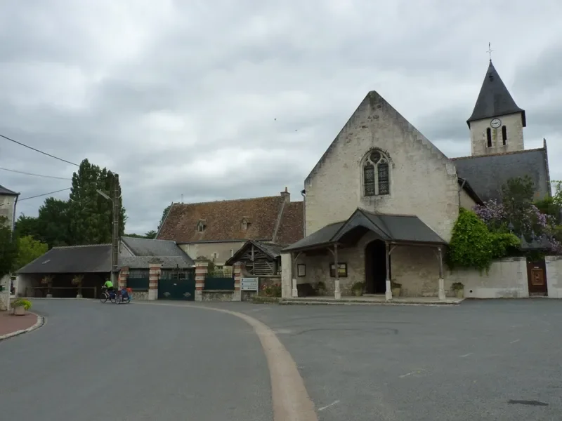 un village et son église - Eurovélo 6 / la Loire à vélo