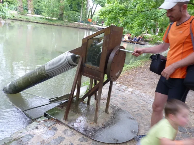 invention de Léonard de Vinci : la roue qui monte l'eau