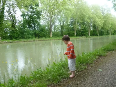 Gabriel observe le canal