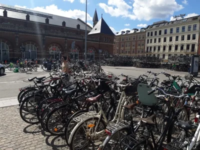 Des centaines de vélos stationnés devant la gare
