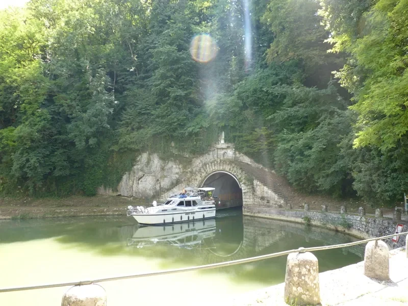 un bateau sortant de la percée de Thoraise (canal du Rhône au Rhin)