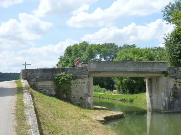 Un pont sur le canal du nivernais