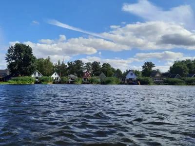 Des maisons au bord d'un lac