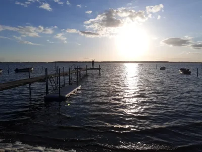 Bientôt le coucher du soleil sur un lac avec un ponton