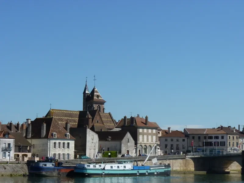 Saint-Jean-de-Losne sur l'Eurovélo 6 / la Voie Bleue