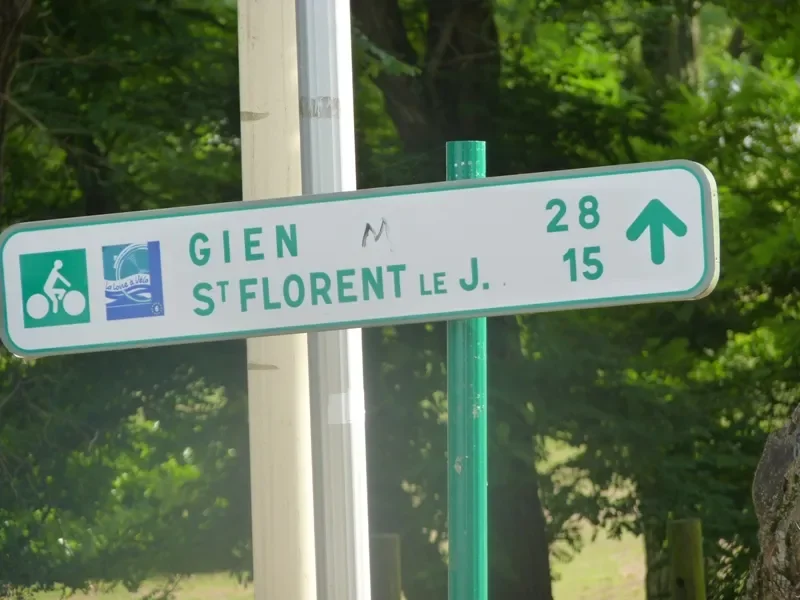 panneau direction Gien sur l'Eurovélo 6 / la Loire à vélo