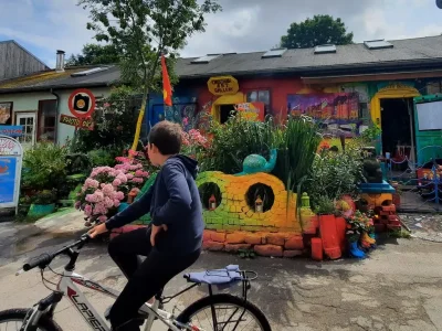 Maison peinte avec des couleurs vives