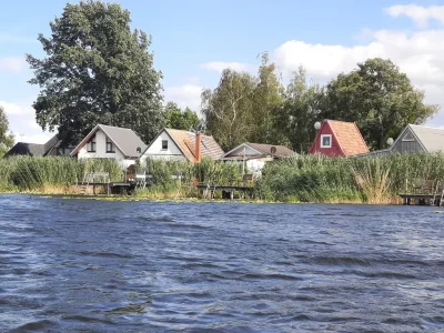 Des maisons au bord d'un lac