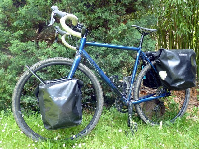 Vélo chargé avec sacoches avant et arrière Photo : Vélo chargé avec sacoches avant et arrière