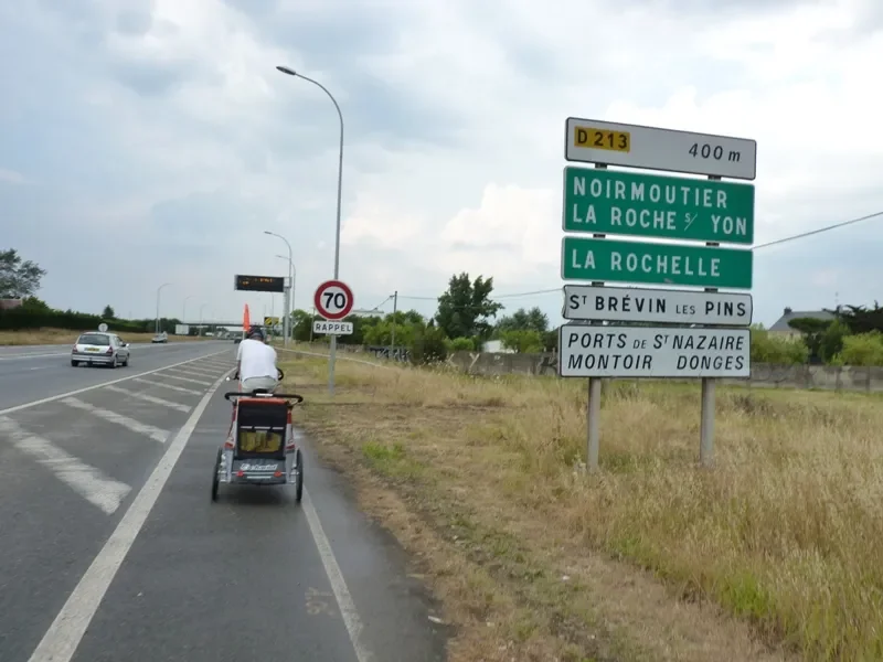 Une piste cyclable douteuse à la sortie de Saint-Nazaire nous amène sur une 2x2 voies