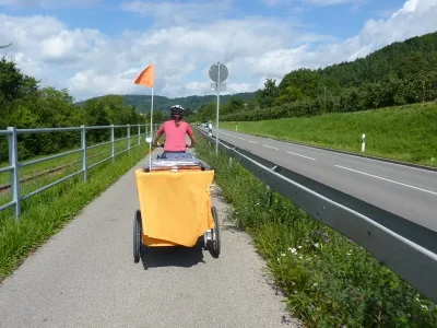 la piste cyclable coincée entre la route et le train