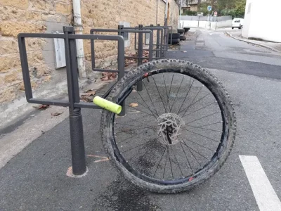 Roue de vélo attachée à un antivol