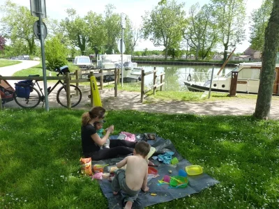pause déjeuner sur le port de plaisance de Montech
