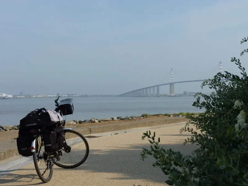 La Vélodyssée Eurovélo 1 et le pont de Saint-Nazaire à Saint-Brévin-les-Pins